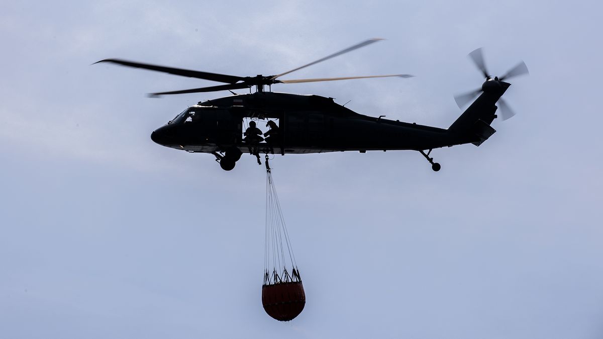 Nebezpečný let vrtulníku Black Hawk na polské přehlídce skončil nehodou